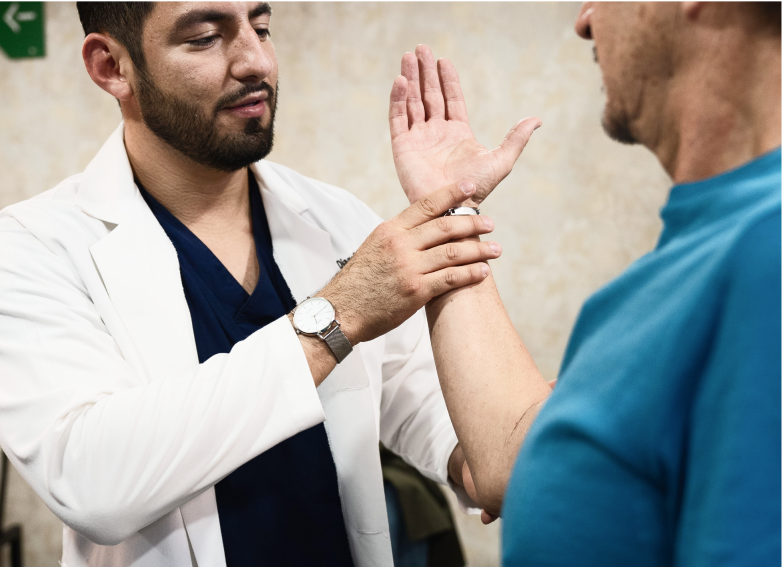 Doctor Salvador Diaz atendiendo fracturas